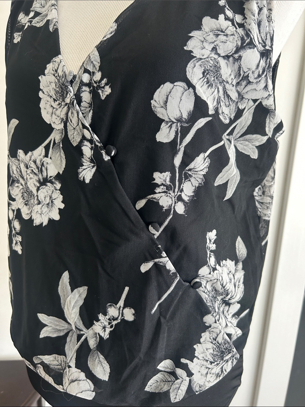 White House Black Market L faux wrap Floral Black gray sleeveless Top - Picture 9 of 10